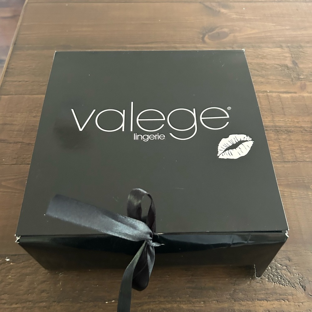 Valege Leopard Pyjama Set - Picture 2 of 9